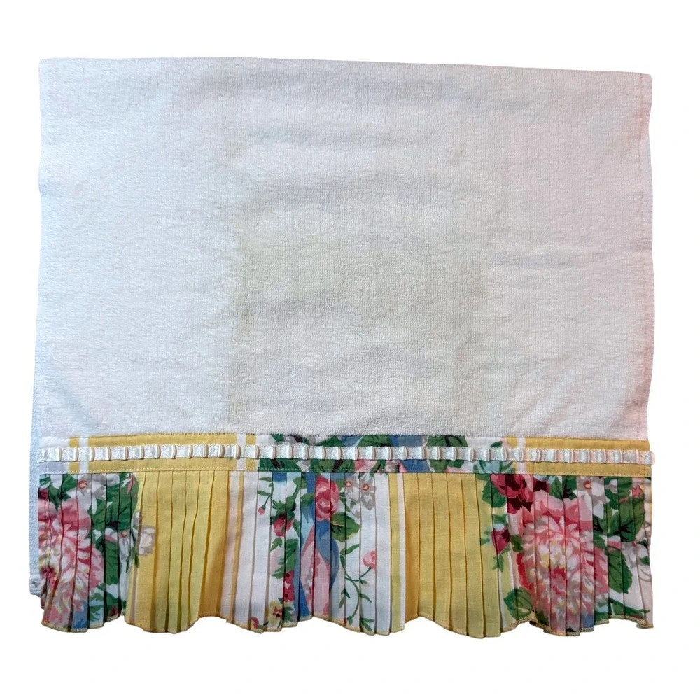 Vintage 1978 Avanti Collection Hand Towel Floral Ruffle Cottage Grandmillennial